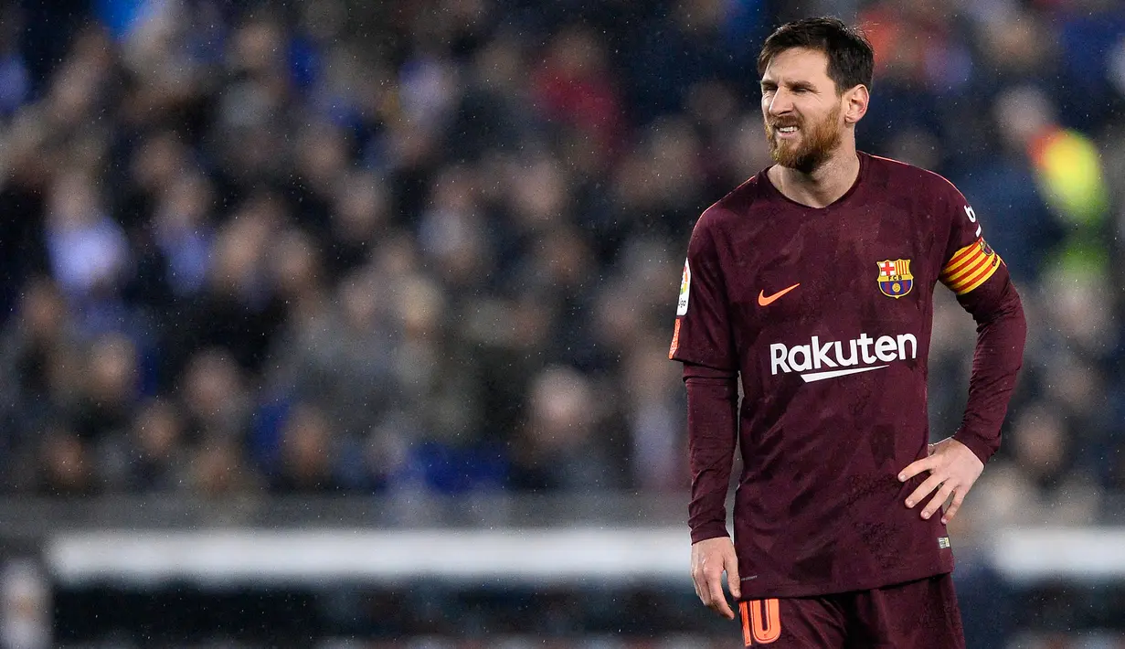 Pemain Barcelona, Lionel Messi bereaksi usai gagal melepaskan tendangan penalti ke gawang Espanyol pada laga leg pertama perempatfinal Copa del Rey di Stadion RCDE, Kamis (18/1). Barcelona menelan kekalahan pertama pada musim 2017-2018. (Josep LAGO / AFP)