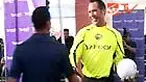 Penggemar sepak bola Liga Inggris tentu tak asing lagi dengan nama besar David Seaman. Penjaga gawang legendaris itu hadir di Jakarta dalam rangka mempromosikan program terbaru sebuah laman di internet menyambut Piala Dunia 2010. 