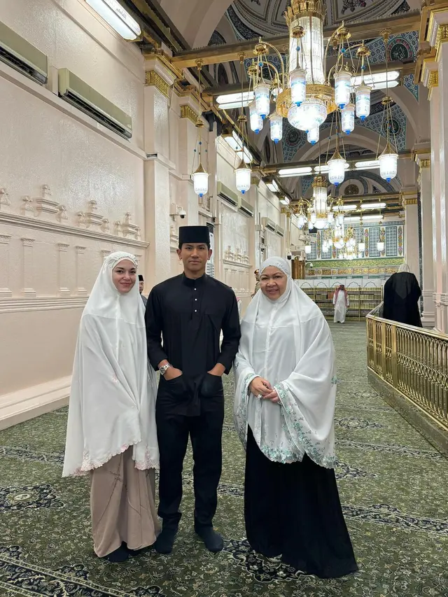 6 Potret Pangeran Mateen dan Anisha Rosnah Jalani Umrah Perdana