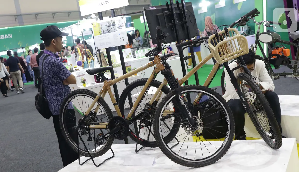 Pengunjung melihat-lihat sepeda yang menggunakan rangka rotan pada Startup Teknologi dan Inovasi Industri Anak Negeri 2019 di Hall B Jakarta, Minggu (6/10/2019). Ajang ini memamerkan inovasi teknologi yang dikembangkan mahasiswa dan inovator dari berbagai bidang. (Liputan6.com/Helmi Fithriansyah)