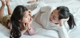 Dengan menerapkan empati dan pemahaman emosional seperti ini secara konsisten, anak akan mulai belajar mengelola kekecewaan dengan lebih sehat. [Dok/Pexels.com/Ketut Subiyanto].