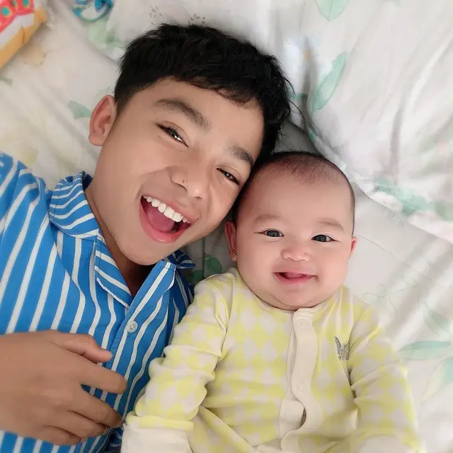 6 Potret Kedekatan Betrand Peto dan Thania Putri Onsu, Layaknya Saudara Kandung