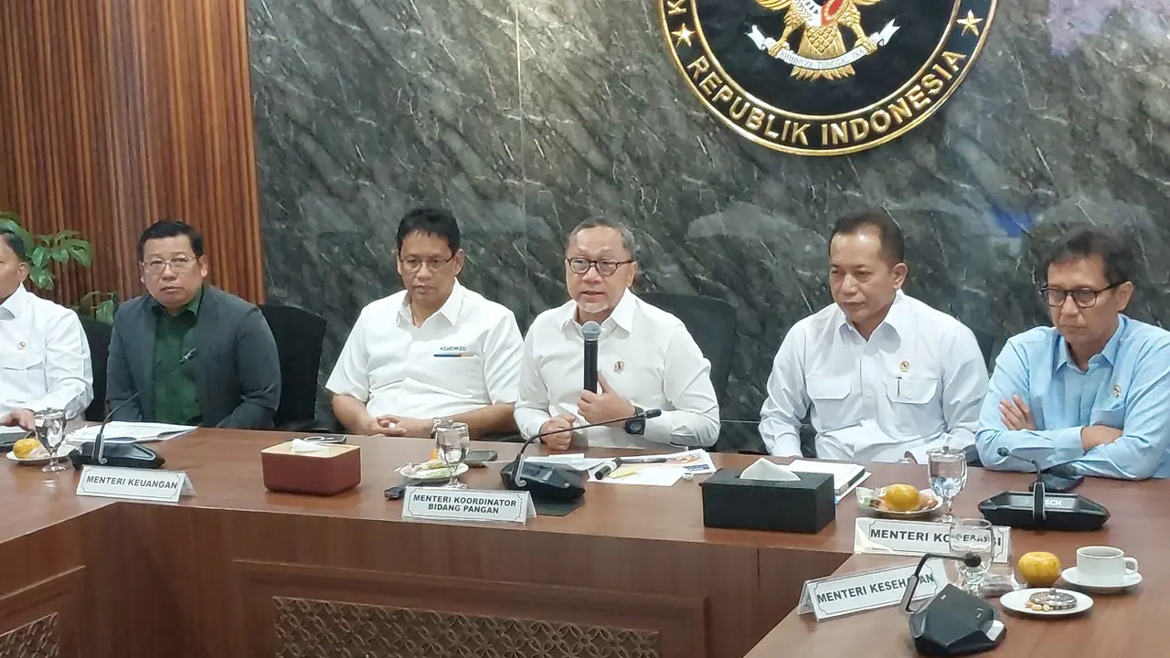 Menteri Koordinator Bidang Pangan, Zulkifli Hasan bersama sejumlah menteri dalam rakor Koperasi Desa Merah Putih