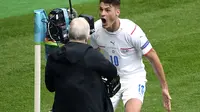 Striker Republik Ceko, Patrik Schick berselebrasi usai mencetak gol ke gawang Skotlandia pada pertandingan grup D Euro 2020 di stadion Hampden Park, Glasgow, Senin (14/6/2021). Schick mencetak dua gol dipertandingan ini dan mengantar Ceko menang atas Skotlandia 2-0. (AP Photo/Andy Buchanan, Pool)