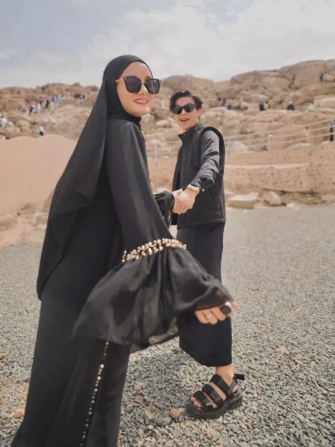 7 Potret Gaya Kompak Rey Mbayang dan Dinda Hauw saat Umrah Bareng Buah Hati