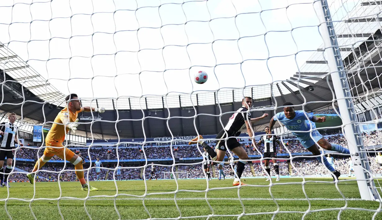 <p>Sterling menjadi keran gol tuan rumah saat laga memasuki menit ke-19. Bermula dari umpan Ilkay Guendogan dari lini tengah, bola kemudian ditanduk oleh Joao Cancelo menuju Sterling dan berhasil diselesaikan oleh pemain 27 tahun tersebut lewat sundulannya. (AP/Jon Super)</p>
<p> </p>