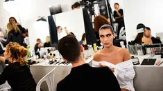Model Bella Hadid saat make-up di belakang panggung Blenheim Palace pada peragaan busana kolehsi Dior, Cruise 2017 di Woodstock, Inggris, 31 Mei 2016. Bella Hadid sendiri merupakan adik kandung dari model terkenal Gigi Hadid. (REUTERS / Dylan Martinez)