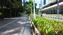 Kebijakan ini bertujuan menjadi transformasi budaya kerja digital, efisiensi energi, serta pengurangan mobilitas dan konsumsi Bahan Bakar Minyak (BBM). Tampak dalam foto, suasana salah satu pedestrian di jalan Jenderal Sudirman, Jakarta, saat pemberlakukan kebijakan Work From Home (WFH) untuk Aparatur Sipil Negara (ASN), Jumat (10/4/2026). (Kapanlagi.com/Budy Santoso)