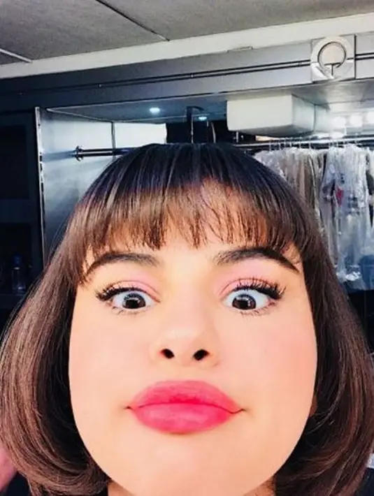 Sebelumnya Selena Gomez mengunggah foto dirinya dengan rambut panjang dengan sebagian rambut yang dipotong nyaris botak. (instagram/hungvanngo)
