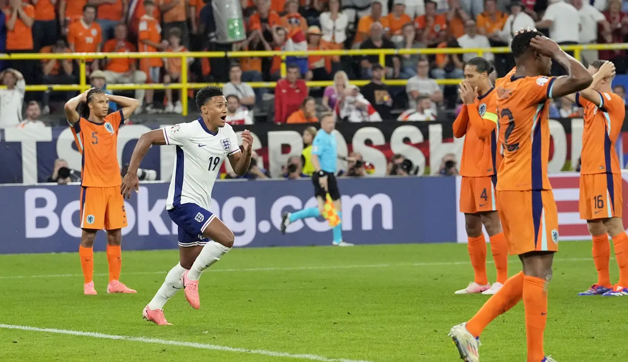 Selebrasi striker Timnas Inggris, Ollie Watkins setelah mencetak gol kedua timnya ke gawang Timnas Belanda pada laga semifinal Euro 2024 di Westfalenstadion, Dortmund, Jerman, Kamis (10/7/2024). (AP Photo/Martin Meissner)