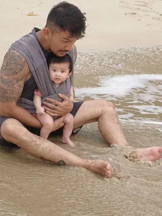 Meski sibuk dengan pekerjaannya sebagai seorang aktor, namun Rio tak melupakan peran pentingnya sebagai ayah. Di tengah kesibukannya, Rio seringkali bermain dan mengajak sang buah hati berlibur. (Instagram/riodewanto)