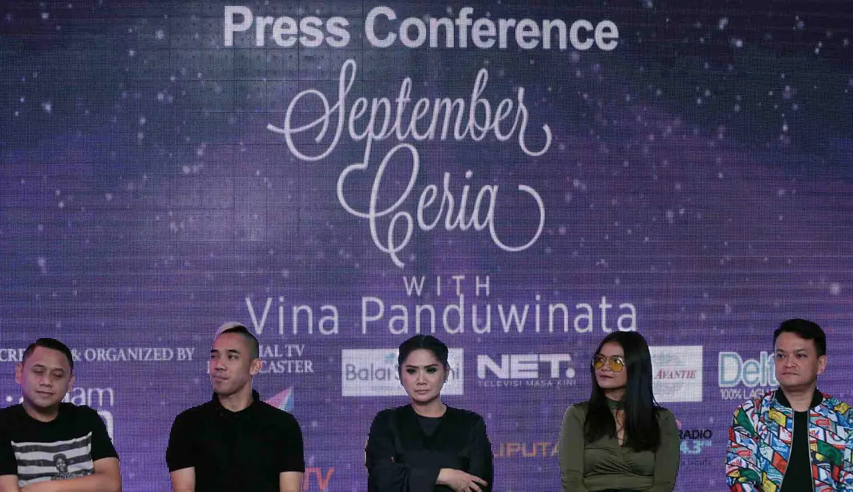 Pada konser keempatnya, tema cinta masih diusung oleh pelantun lagu Burung Camar ini. Tidak hanya sendiri, Mama Ina mengajak musisi lainnya untuk berkolaborasi dengan DJ Goeslan, Ikmal Tobing, Citra Scholastika dan Hedi Yunus. (Deki Prayoga/Bintang.com)