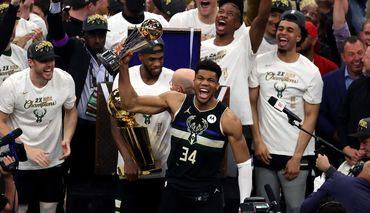 Milwaukee Bucks juara NBA 2020-2021 berkat sang power forward, Giannis Antetokounmpo. Penampilan paik Giannis pun menuai pujian dari bintang-bintang NBA lainnya. (AFP/Getty Images/Jonathan Daniel)