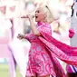 Penyanyi Katy Perry tampil sebelum dimulainya pertandingan kriket Piala Dunia T20 Perempuan ICC 2020 di Melbourne, Minggu (8/3/2020). Tunangan Orlando Bloom tersebut tampil secara langsung (live) di atas panggung untuk pertama kalinya sejak mengumumkan kehamilannya. (AP/Asanka Ratnayake)