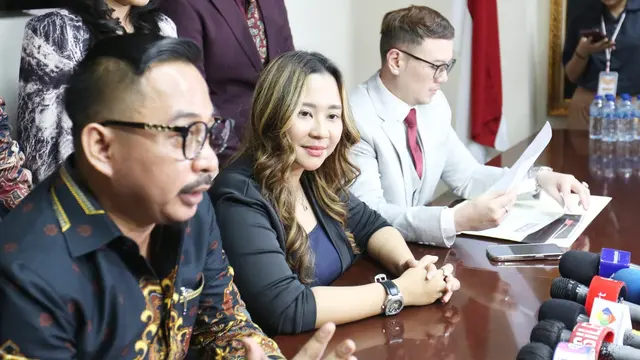 Chikita Meidy bersama kuasa hukumnya