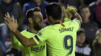 Gelandang Barcelona, Lonel Messi bersama Luis Suarez, merayakan gol ke gawang Levante  pada laga La Liga di Stadion Ciutat de Valencia, Valencia, Minggu (16/12). Levante kalah 0-5 dari Barcelona. (AFP/Jose Jordan)