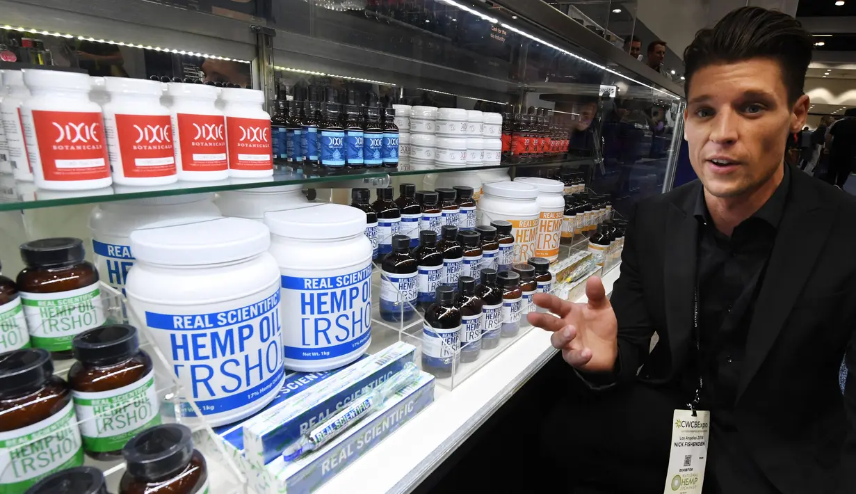 Nick Fishenden menunjukkan produk Hemp Oil-nya di stan pameran Kongres Ganja Internasional di Los Angeles, California (27/9). Kongres menyatukan visi antara pemasok, investor, medis, regulator pemerintah, hukum, dan pengusaha. (AFP Photo / Mark Ralston)