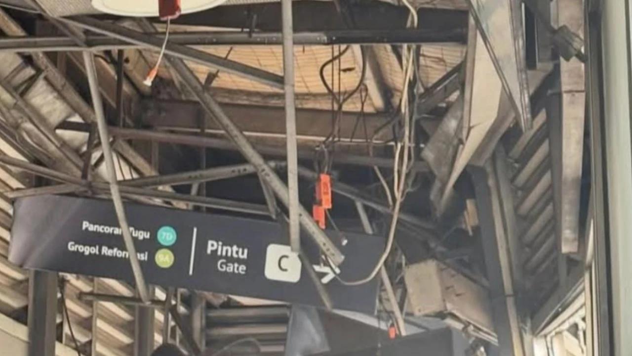 Halte Tebet Eco Park Rusak Ditabrak Truk, Transjakarta Pastikan Layanan Tetap Normal
