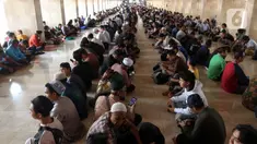 Umat muslim berkumpul bersama menunggu waktu berbuka puasa di Masjid Istiqlal, Jakarta, Selasa (12/3/2024). (Liputan6.com/Herman Zakharia)