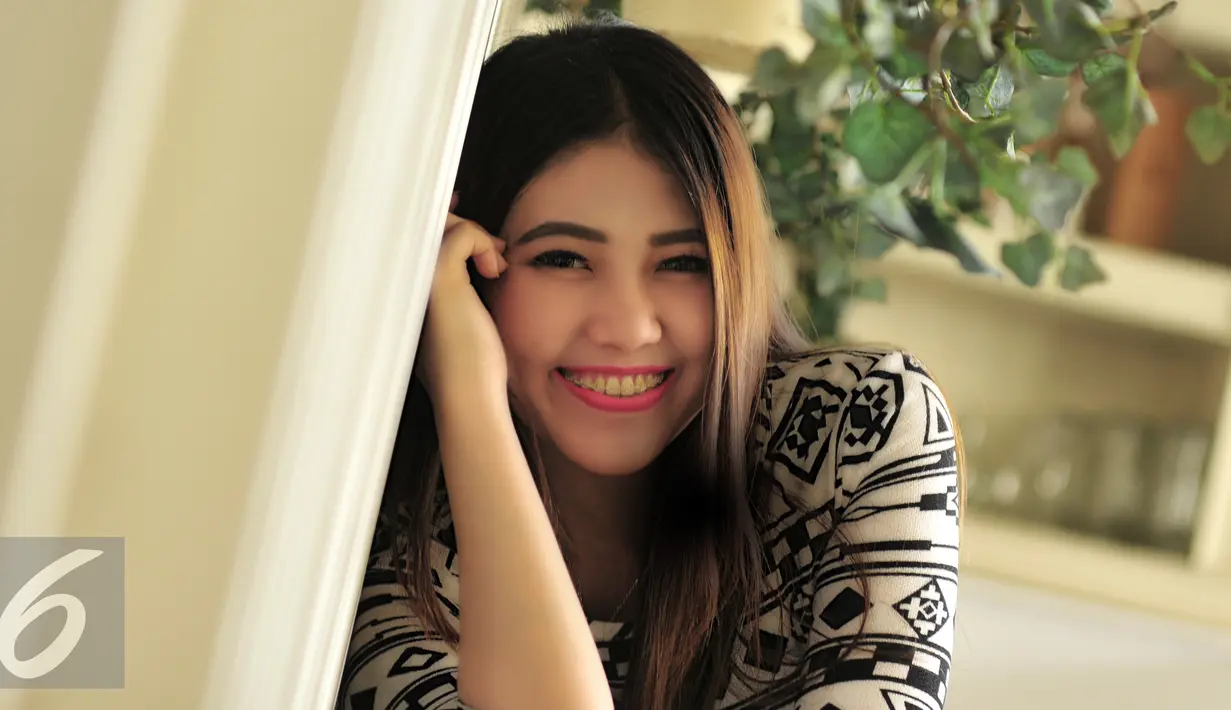 Pedangdut koplo Via Vallen saat sesi pemotretan dengan Liputan6.com di Jakarta, Rabu (7/10/2015). Via Vallen kerap disebut-sebut mirip dengan Ayu Ting Ting pelantun hits Sik Asik itu. (Liputan6.com/Helmi Afandi)