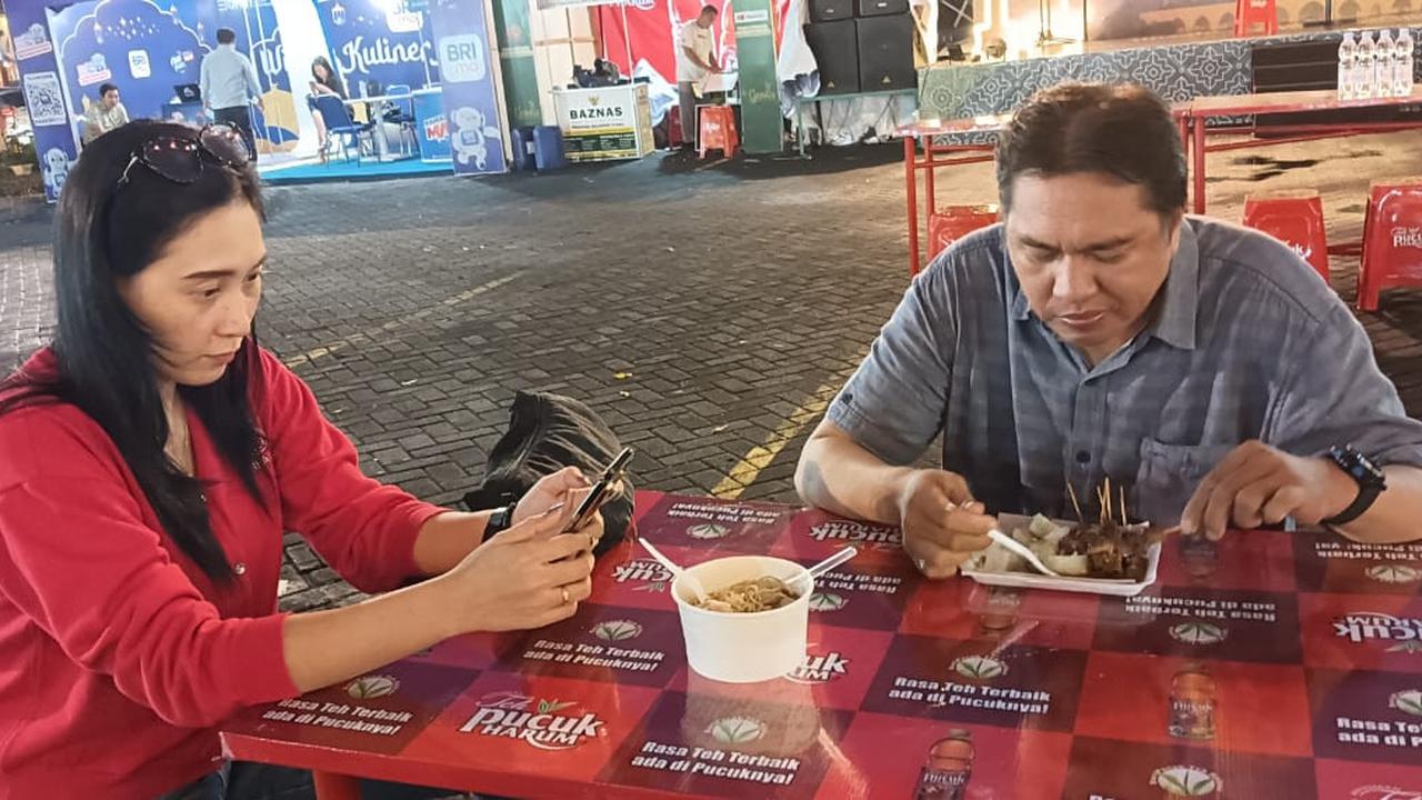Pengunjung Wisata Kuliner Ramadan sedang menikmati menu yang disajikan.