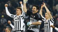 Penjaga gawang Juventus, Gianluigi Buffon, (tengah) mencetak rekor baru setelah menghadapi Inter Milan, Senin (29/2/2016) dini hari WIB. (Reuters/Juan Medina)