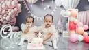 Pasangan Anisa Rahma dan Anandito Dwis baru saja merayakan ulang tahun anak kembarnya, Alsha dan Alma. Berikut potret anak kembar Anisa dan Dito yang genap satu tahun. Yang makin lucu dan menggemaskan. [Instagram/anisarahma_12]