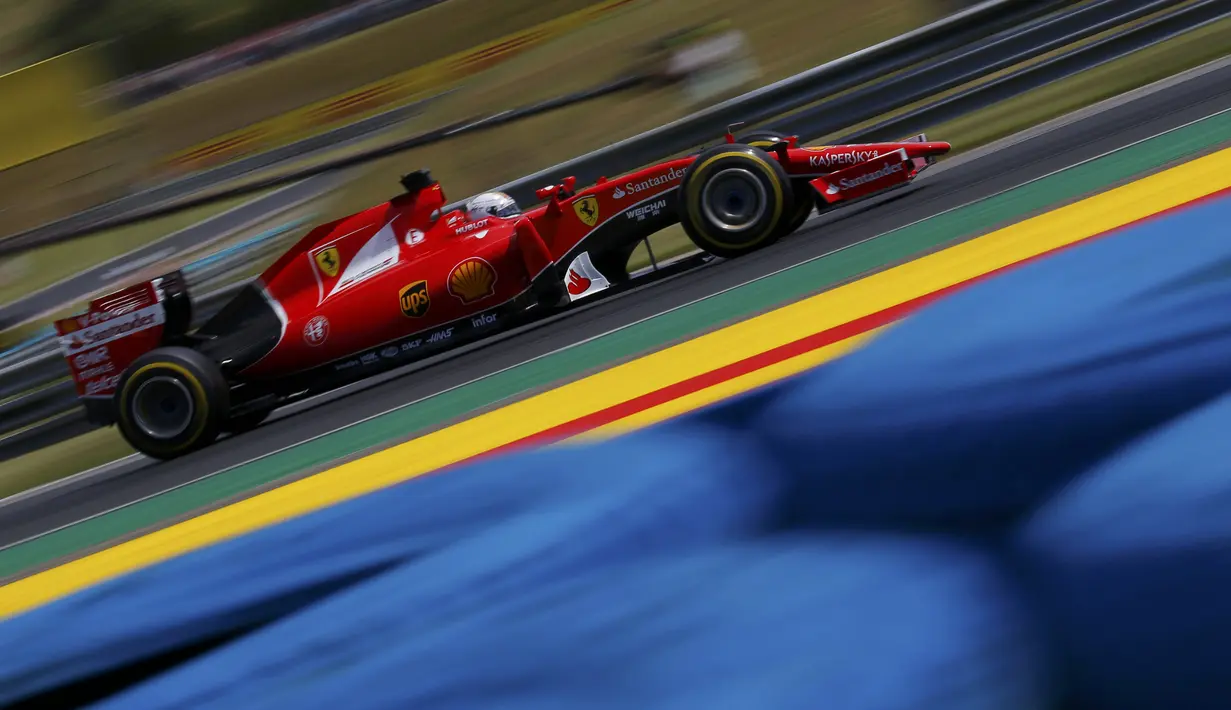 Aksi Sebastian Vettel. (REUTERS/Laszlo Balogh)