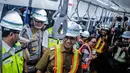 Gubernur DKI Jakarta Anies Baswedan saat mencoba Moda Raya Terpadu (MRT) dari Stasiun Bundaran HI-Lebak Bulus, Jakarta, Senin (10/12). Anies ditemani Dirut PT MRT Jakarta William Sabandar. (Liputan6.com/Faizal Fanani)