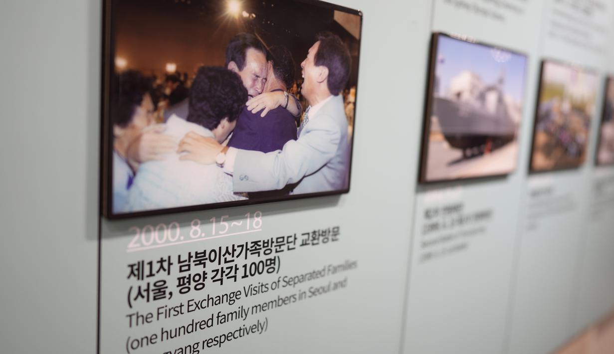 <p>Foto reuni keluarga Korea Selatan dan Korea Utara dipajang di ruang pameran observatorium unifikasi di Paju, Korea Selatan, Kamis (8/9/2022). Pemerintah baru Korea Selatan pada Kamis mengusulkan agenda reuni keluarga dengan Korea Utara bagi mereka yang selama ini terpisah dengan keluarganya akibat perang. (AP Photo/Lee Jin-man)</p>