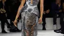 Supermodel Naomi Campbell pun berkesempatan menjadi penutup pertunjukannya spring summer 2024 Alexander McQueen di PFW. [Dok/Alexander McQueen]