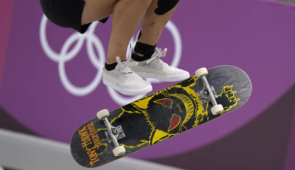 Julia Brueckler dari Austria bertanding di final street skateboarding putri di Olimpiade Musim Panas 2020 di Tokyo, Jepang, Senin ( 26/7/2021). Julia Brueckler menghiasi papan skatenya dengan tulisan tony hawks birdhouse. (AP Photo/Ben Curtis)
