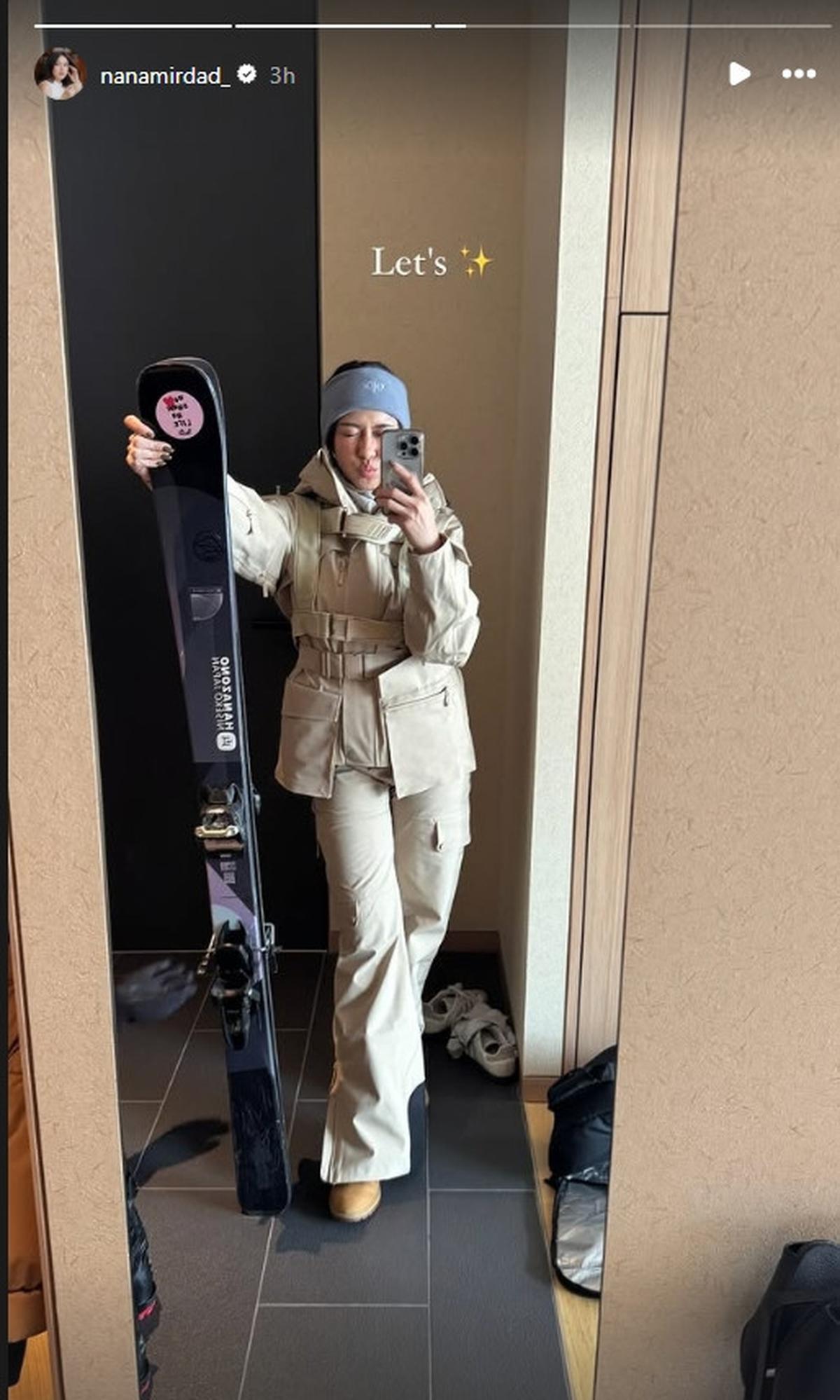 Gaya OOTD Nana Mirdad saat Akan Main Ski di Jepang, Stylish dan Fashionable dengan Makeup Natural