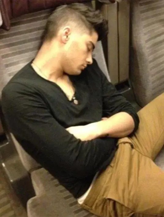 Nggak ketinggalan, Zayn Malik pun suka tidur saat perjalanan kok. (HollywoodLife)