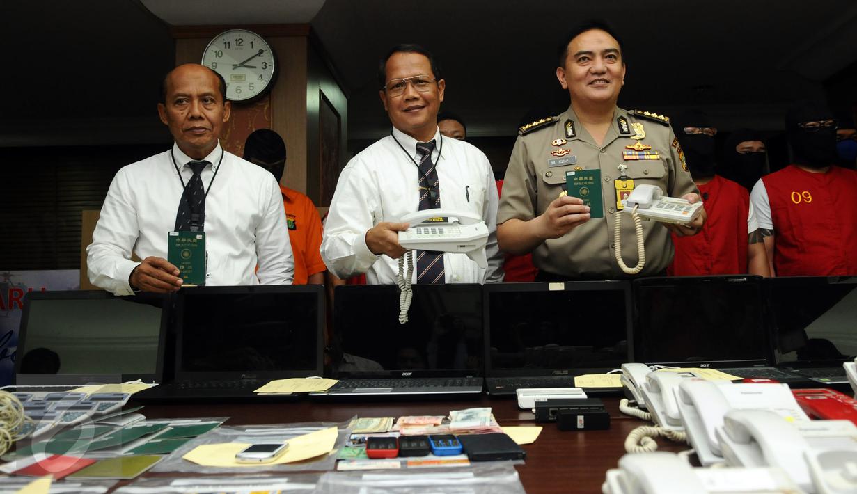 Direktur Reserse Kriminal Khusus Polda Metro Jaya, Kombes Pol Mujiono (tengah) menunjukkan barang bukti penipuan online menggunakan VOIP di Jakarta, Senin (1/2/2016). Polisi menahan 9 WNA serta 1 WNI dalam kasus ini. (Liputan6.com/Helmi Fithriansyah)