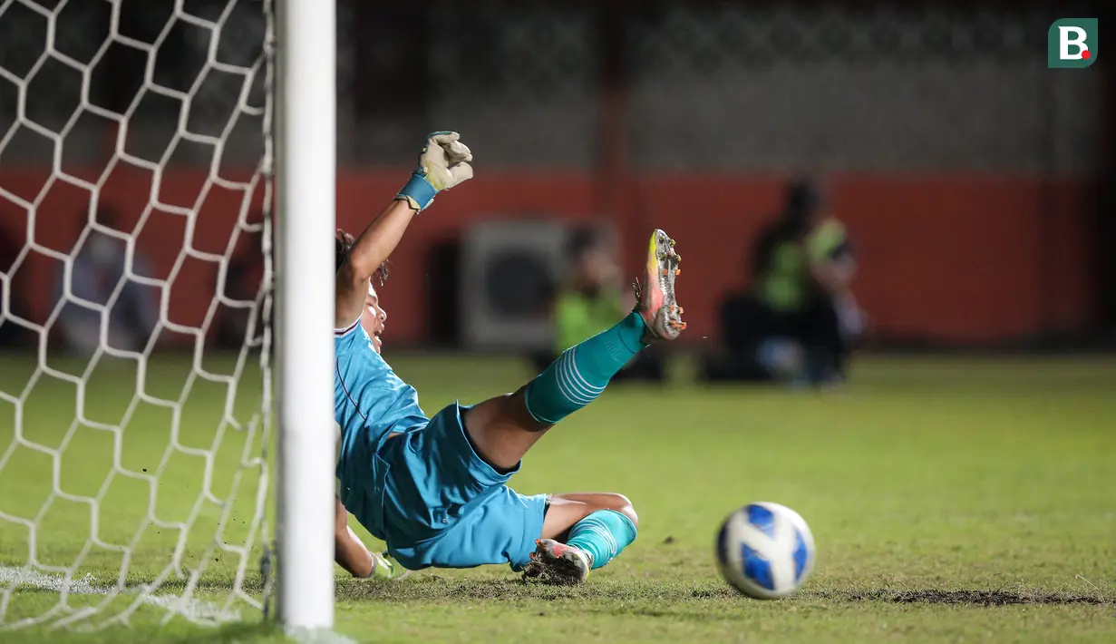 <p>Kiper Timnas Indonesia U-16, Andrika Fathir Rachman saat adu penalti dalam laga semifinal Piala AFF U-16 2022 antara Indonesia U-16 melawan Myanmar U-16 di Stadion Maguwoharjo, Sleman, Rabu (10/8/2022) malam WIB. (Bola.com/Bagaskara Lazuardi)</p>