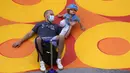 Manny Lopez dan putranya Matthew (2) beristirahat saat mencoba Haulover Beach Park Skate Park dan Pump Track di Miami Beach, Florida, Amerika Serikat, 19 Oktober 2020. Berdasarkan data Worldometers pada 19 Oktober 2020, jumlah kasus COVID-19 di AS sebanyak 8.387.799. (AP Photo/Wilfredo Lee)