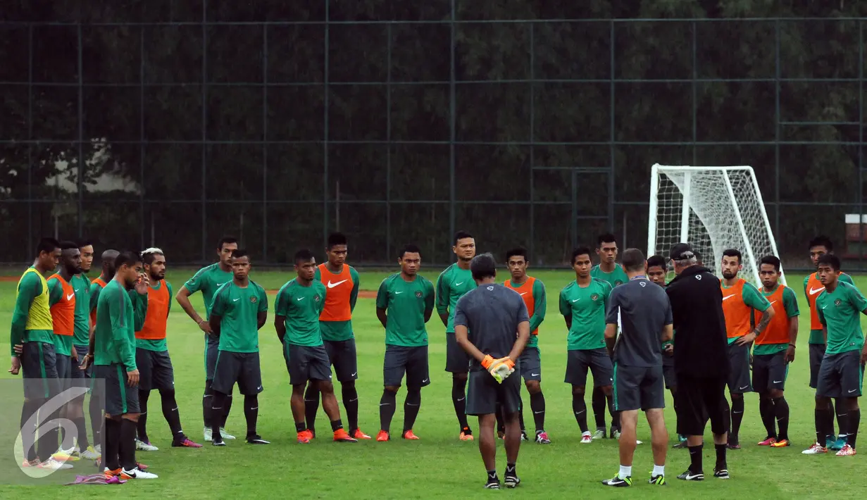 Pemain Timnas Indonesia menyimak arahan pelatih Alfred Riedl usai latihan di SPH Karawaci, Tangerang, Selasa (15/11). Jelang berlaga di Piala AFF 2016, Timnas Indonesia fokus berlatih peluang tendangan bola mati. (Liputan6.com/Helmi Fithriansyah)