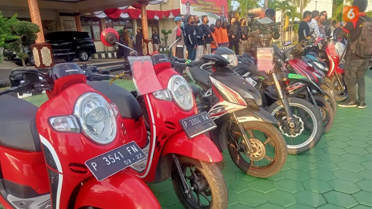 Sejumlah motor hasil curian diamankan Polresta Banyuwangi. (Hermawan Arifianto/Liputan6.com).