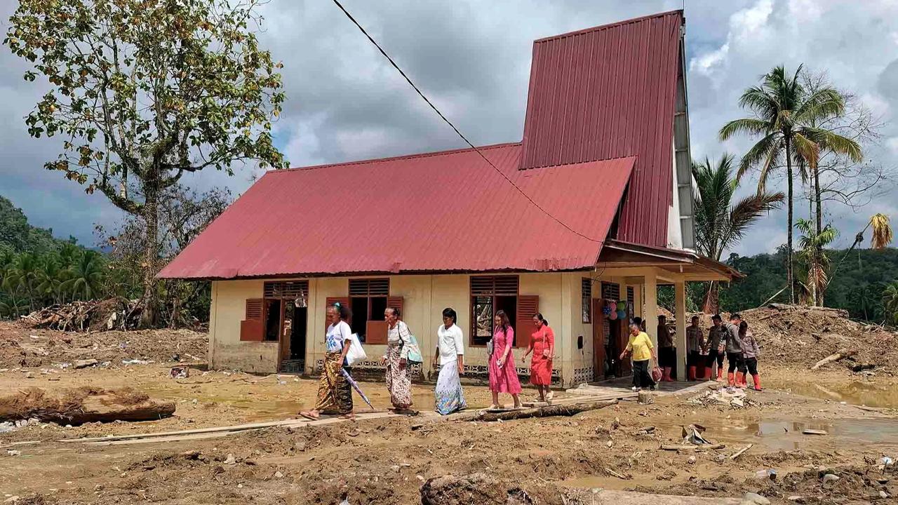 FOTO: Jemaat Tapanuli Selatan Rayakan Natal di Tengah Dampak Banjir Bandang dan Longsor