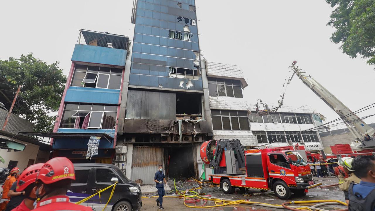 FOTO: Kebakaran di Kantor Terra Drone Padam, Petugas Lanjutkan Proses Pendinginan