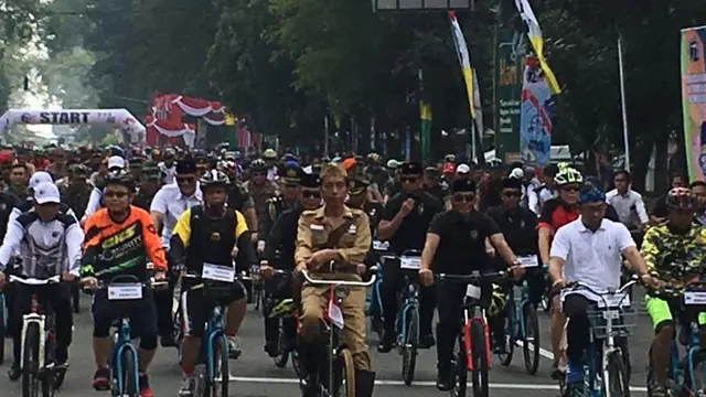 Peringati Hari Pahlawan, Begini Kerennya 7 Aksi Jokowi 'Ngontel' Keliling Bandung