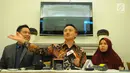 Merdian Agustin, Istri Almarhum Eka Suganda, Korban Kecelakaan Lion Air JT 610 (Kanan) didampingi Hary Ponto (Tengah) dan Denny Kailimang (kiri) saat konferensi pers terkait penyelesaian klaim asuransi bagi korban kecelakaan Lion Air JT 610, Jakarta, Senin (8/4). (Liputan6.com/Angga Yuniar)
