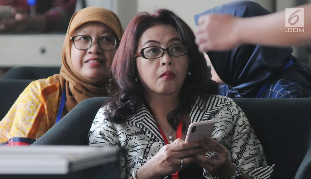 Direktur Jenderal Pengelolaan Limbah, Sampah, dan Bahan Beracun Berbahaya (PSLB3) di Kementerian LHK Rosa Vivien Ratnawati menunggu akan menjalani pemeriksaan oleh penyidik di gedung KPK, Jakarta, Jumat (28/9). (Merdeka.com/Dwi Narwoko)