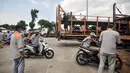 <p>Petugas menaikkan sepeda motor milik peserta mudik gratis ke atas truk di Terminal Pulo Gadung, Jakarta, Selasa (26/4/2022). Mudik gratis digelar untuk tujuan ke 17 kota dan kabupaten di Jawa dan Sumatera. (merdeka.com/Iqbal S. Nugroho)</p>