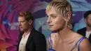 Emma Corrin saat tiba saat tiba untuk pemutaran perdana film 'Lady Chatterley's Lover' selama Festival Film London 2022 di London, Jumat, 14 Oktober 2022. Dia menambahkan sentuhan glamor untuk penampilannya dengan mengenakan kalung emas yang dia padukan dengan beberapa anting-anting tebal. (Photo by Scott Garfitt/Invision/AP)