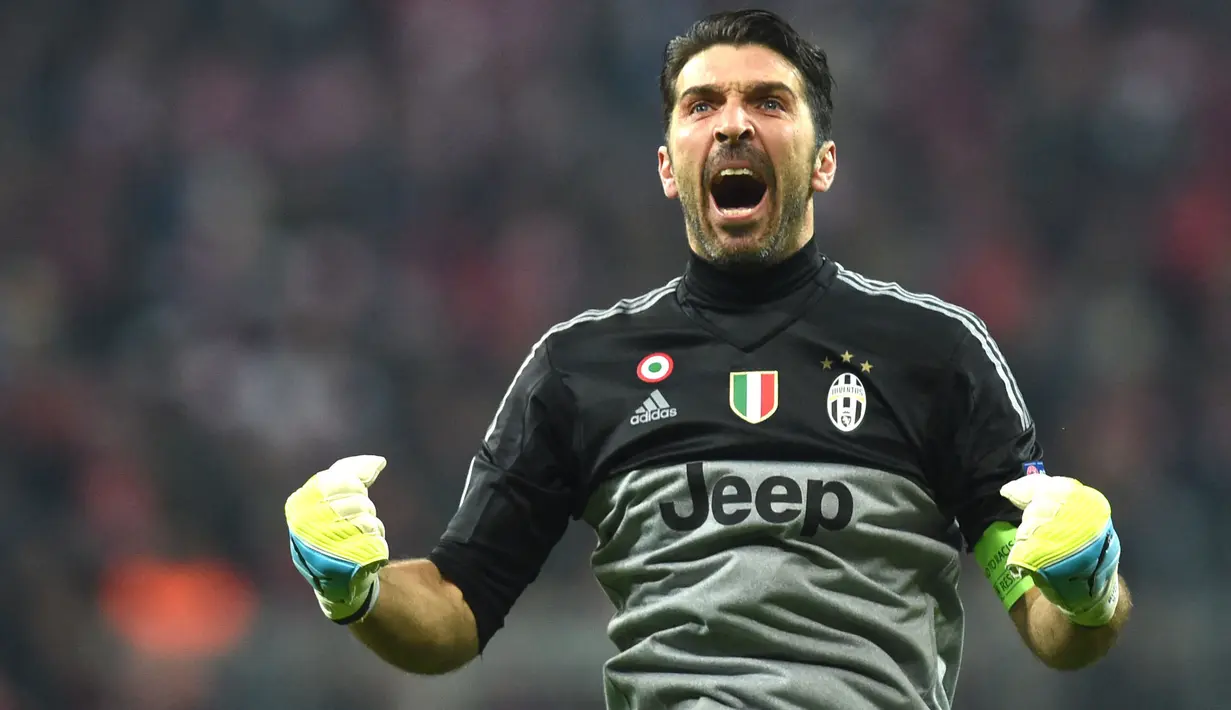 <p>Gianluigi Buffon - Kembali ke Juventus setelah mengantar Italia juara dunia dirinya memilih bertahan meski mendapat godaan dari Real Madrid. (AFP/Giuseppe Cacace)</p>