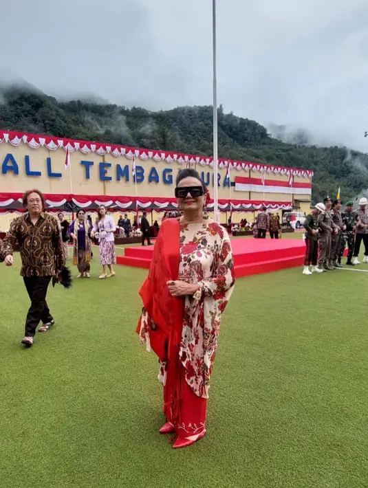 "Jam 6 sholat maghrib ke sebrang jalan ada pak haji yang ngajari untuk baca Al Qur'an untuk memperlancar," kata Christine Hakim lagi. [Instagram/christinehakimofficial]