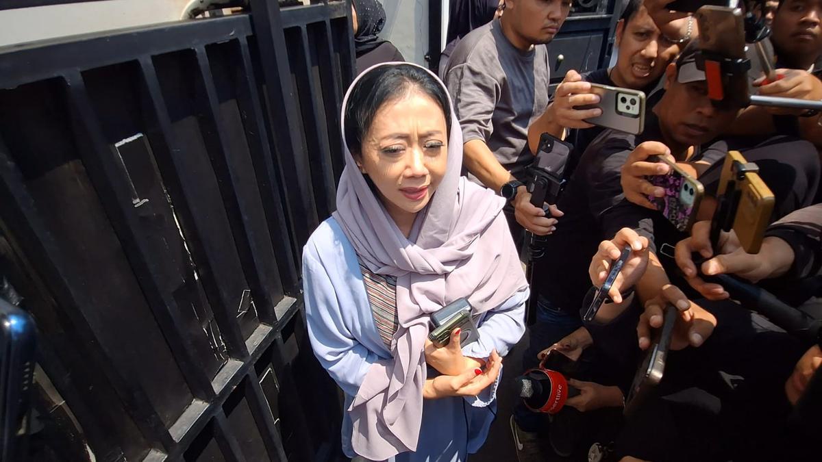 Asri Welas Menangis di Rumah Duka Mpok Alpa, Kenang Pertemuan Beberapa Pekan Lalu dengan Mendiang