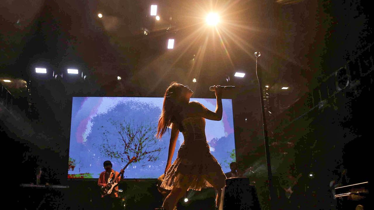 FOTO: Aksi Panggung Nadin Amizah Memukau Pengunjung KapanLagi Buka Bareng BRI Festival 2025